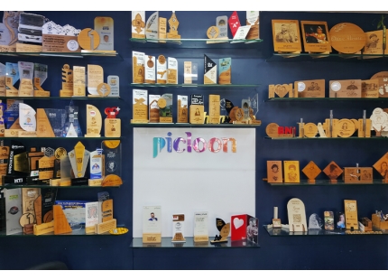 3-Displaying various laser-engraved products